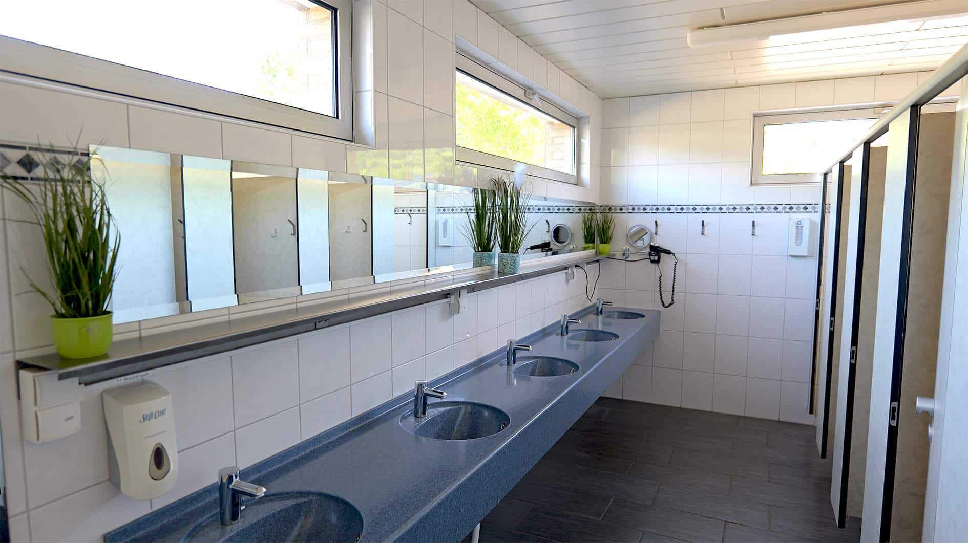 Sanitaer oben Campingplatz Hetzingen 005