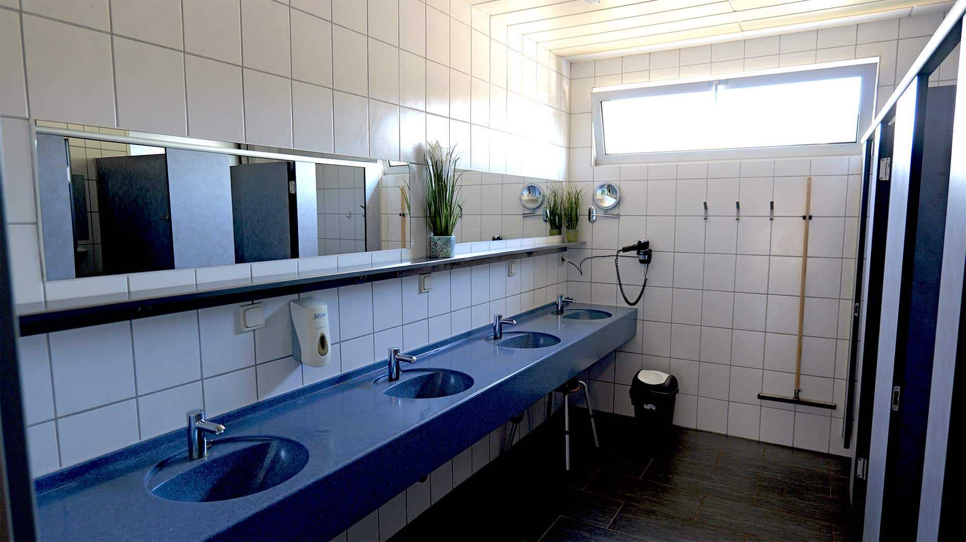 Sanitaer oben Campingplatz Hetzingen 008