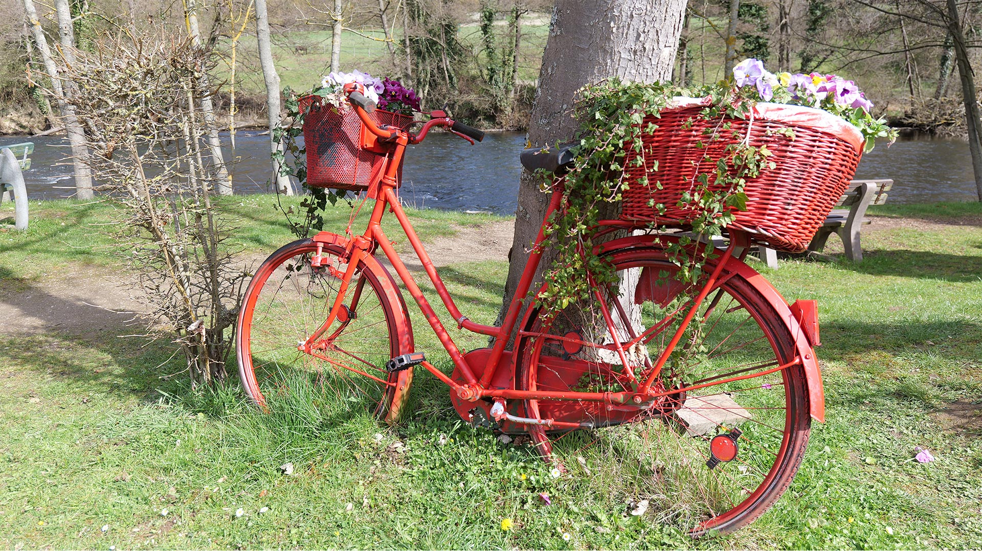 Rotes Fahrrad 1 E